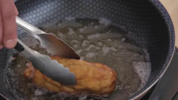 Zmiana Strony Piersi Kurczaka Podczas Gotowania Oleju Smażenia — Wideo stockowe