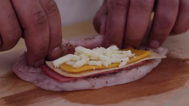 Rodando Carne Pollo Cruda Sobre Ingredientes Rellenos Quesos Mixtos — Vídeo de stock