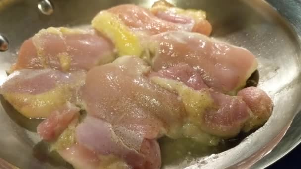 Hühnerschenkel Einer Edelstahlpfanne Kochen — Stockvideo