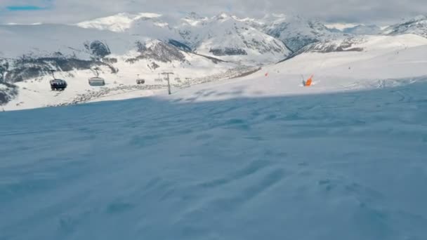 在意大利阿尔卑斯山脉的利维尼奥 以快速的速度在滑雪板上前进 — 图库视频影像