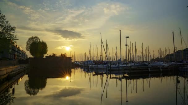 Puesta Sol Puerto Deportivo Mientras Sol Pone Nubes Amenazantes Toman — Vídeos de Stock