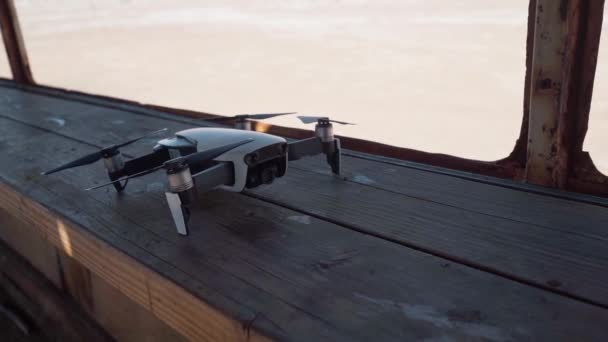 Dji Mavic Air Drone Egy Asztalnál — Stock videók