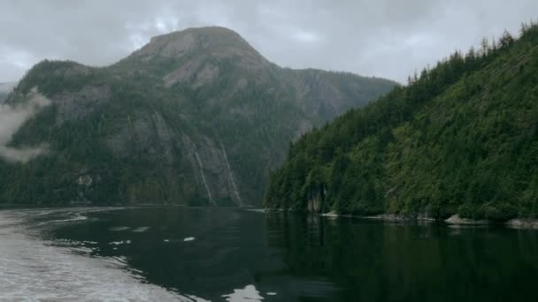 Глибокий Постріл Туманні Гори Аляски Коли Вони Сидять Воді Фіорді — стокове відео