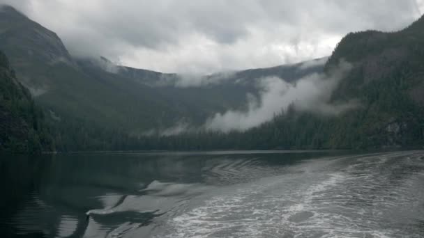 Brumoso Fiordo Alaska Revela Una Cordillera Sentada Agua Más Allá — Vídeos de Stock