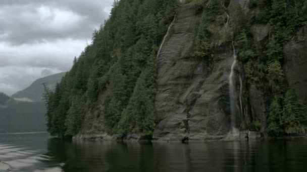 Uma Montanha Rochosa Fiorde Alasca Apresenta Várias Pequenas Cachoeiras Enquanto — Vídeo de Stock