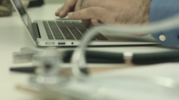 Man Dokter Met Stethoscoop Voorgeschreven Typen Zijn Laptop — Stockvideo