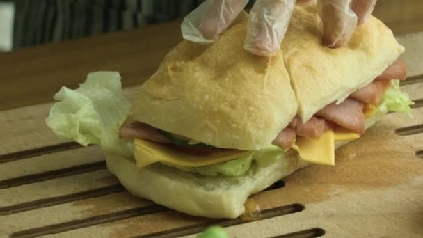 Snijd Een Heerlijke Sandwich Twee — Stockvideo