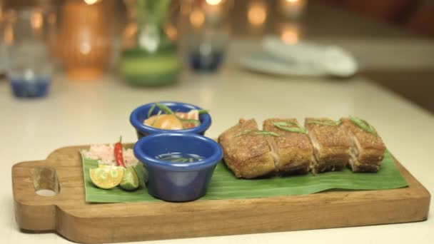 Krispig Lechon Dish Med Ljus Bakgrund — Stockvideo