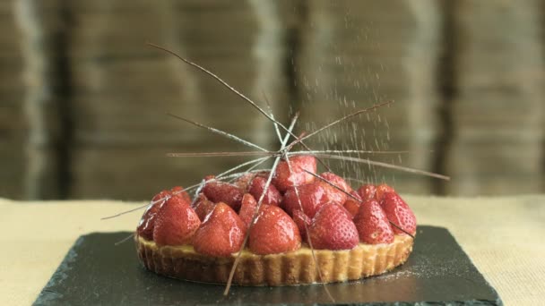 Kue Strawberry Dilumuri Dengan Gula Dan Kacang Kacangan — Stok Video