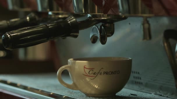 Fazendo Café Usando Uma Máquina Café — Vídeo de Stock