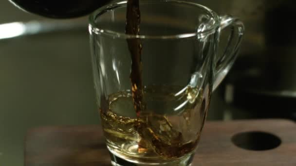 透明マグカップに入れられたコーヒー — ストック動画