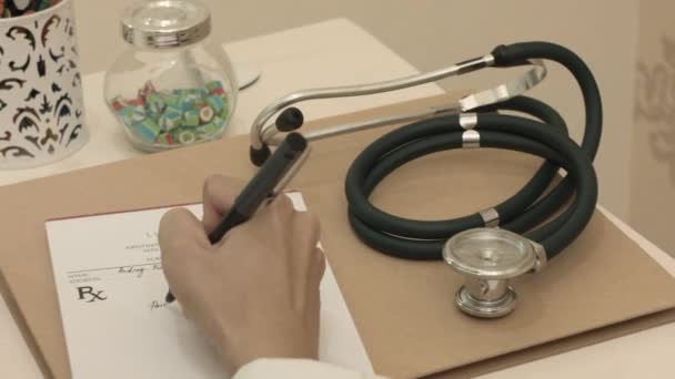 Doktor Çok Iyi Bir Yazısıyla Reçete Yazıyor — Stok video
