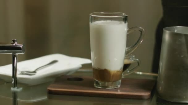 ミルキーホワイトコーヒーのグラス作り — ストック動画