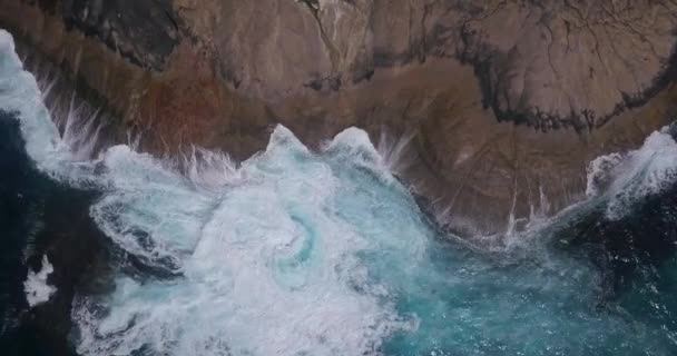 Сильні Хвилі Впали Скелясту Берегову Лінію Повітряний Вигляд — стокове відео