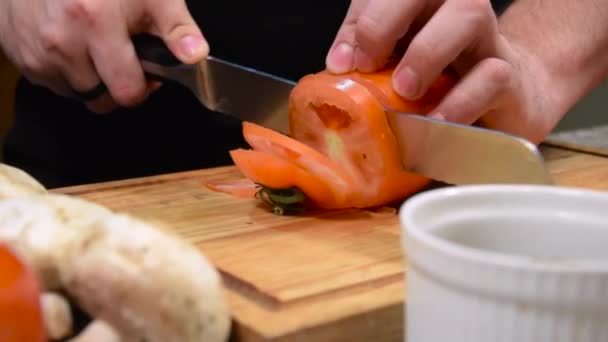 Close Chef Cortando Tomate Uma Mesa Decorada Com Legumes — Vídeo de Stock