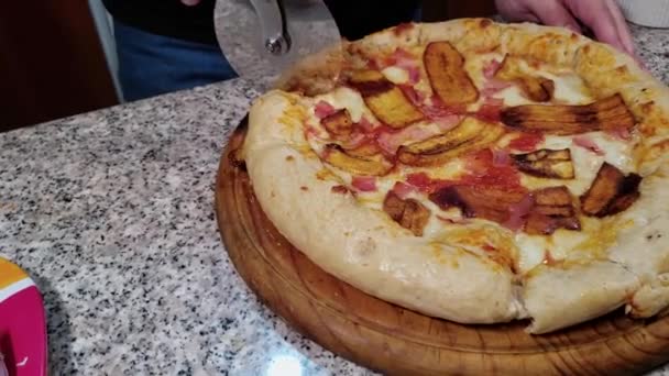 Chef Che Taglia Una Pizza Con Piantaggine Prosciutto Con Cutter — Video Stock