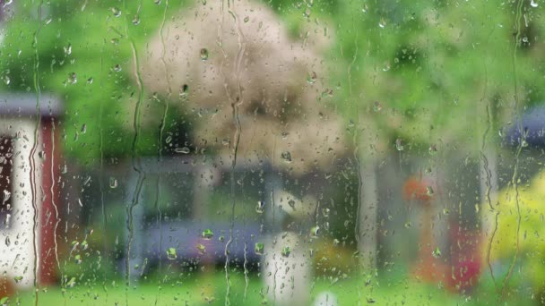 Filmación Lluvia Panel Ventana Fondo Borroso Hombre Con Paraguas Camina — Vídeo de stock