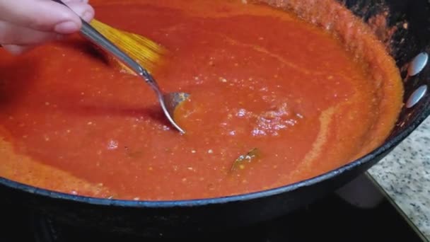 Šéfkuchař Pomocí Lžíce Míchat Testovat Konzistenci Neapolské Klobásy — Stock video