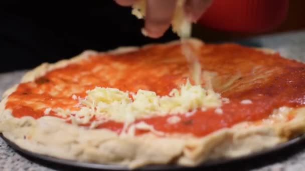 Chef Poniendo Mozzarella Chef Una Pizza Cámara Lenta — Vídeos de Stock