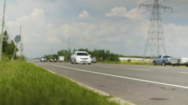 Defokussierte Autos Und Lieferwagen Fahren Eine Landstraße Hinunter — Stockvideo