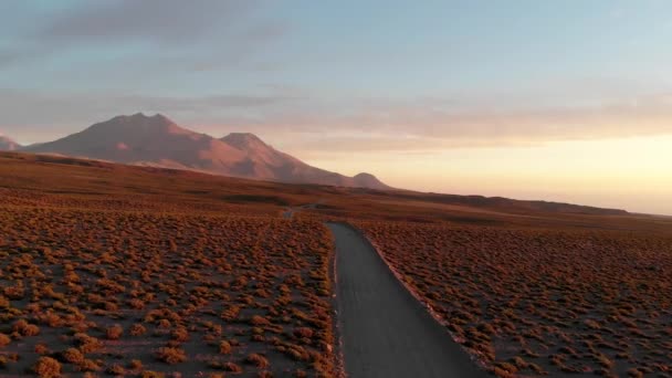Drone Aérien Éloignant Chemin Terre Coucher Soleil Dans Désert Atacama — Video
