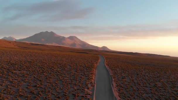 Captura Aérea Cinematográfica Camino Tierra Atardecer Desierto Atacama Chile América — Vídeo de stock