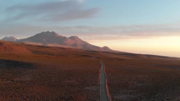 Drónfelvétel Egy Földútról Naplementekor Atacama Sivatagban Chilében Dél Amerikában — Stock videók