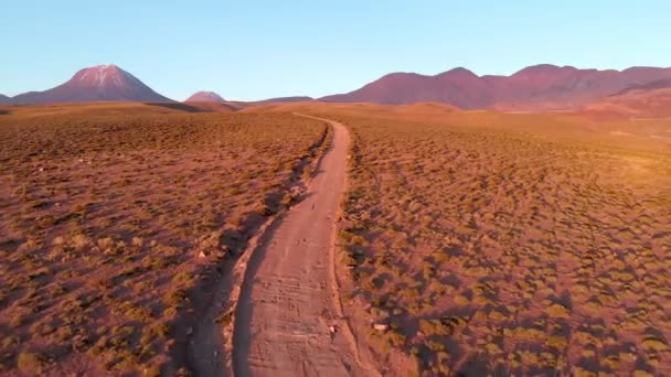 Flygfoto Ensam Resenär Grusväg Vid Solnedgången Atacamaöknen Chile Sydamerika — Stockvideo