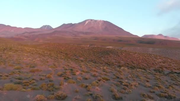 在南美洲阿塔卡马沙漠 在接近一座火山的地面附近拍摄的空中电影 — 图库视频影像