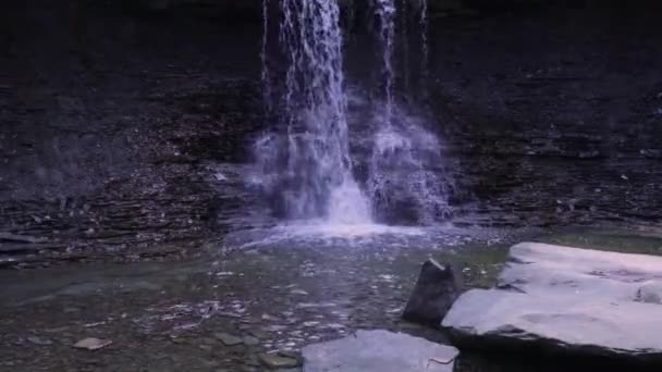 青い編白夜ヶ谷国立公園の滝 頁岩の上の天然の落下水が下の岩を打つ 大きな川に流れ込む支流としてのカヤホガ川流域の公園 — ストック動画