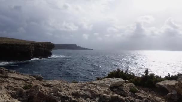 Klippe Mit Blick Auf Das Blaue Meer Mit Bunten Ballons — Stockvideo