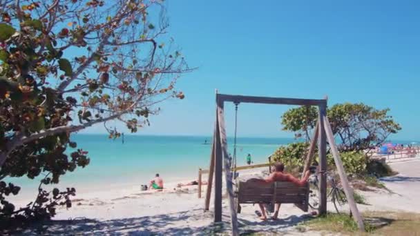 Beach Goer Koppla Strand Swing Smekmånad Island — Stockvideo