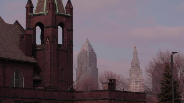 Cleveland City Cleveland Ohio Ohio Daki Kilise Çan Kulesinin Arkasında — Stok video