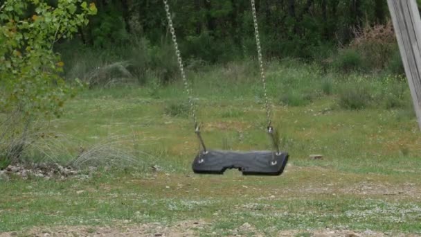 Eine Leere Schaukel Schaukelt Einem Park — Stockvideo