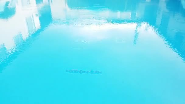 Swimming Pool While Begins Rain Sprinkles Rillple Surface Pool Camera — Stock Video