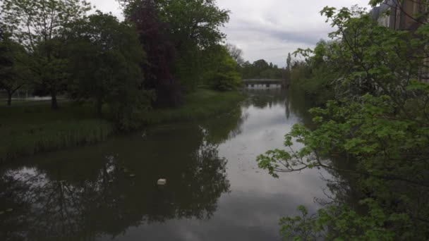 Leamington Spa Ruhiger Fluss Leam Mit Kunstvoller Brücke Und Fließender — Stockvideo