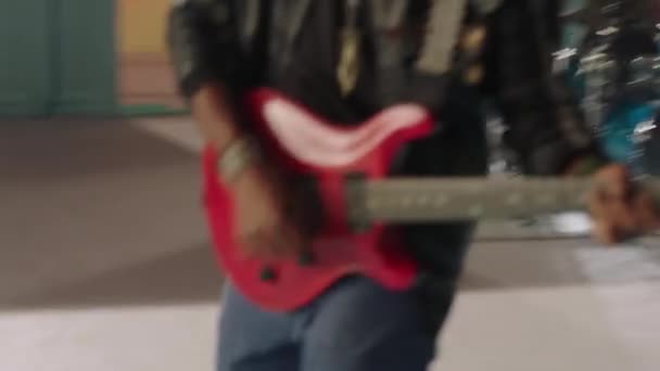 Guitarrista Cerca Durante Actuación Color Guitarra Eléctrica Color Rojo Guitarrista — Vídeo de stock