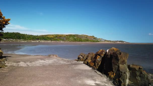 Bahía Escocesa Marea Baja Día Soleado Con Sendero Primer Plano — Vídeos de Stock