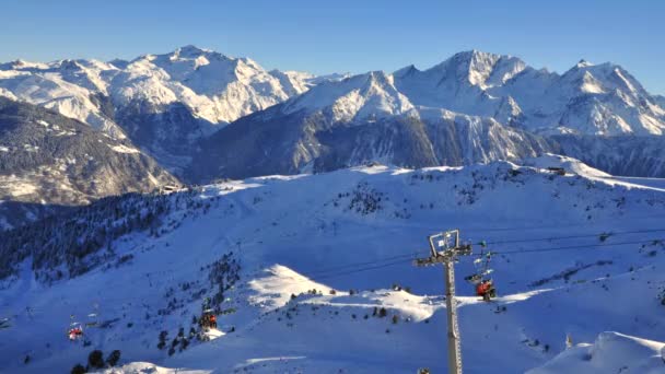 Zeitraffer Eines Sesselliftes Den Französischen Alpen Mit Schneebedecktem Berghintergrund Ferienort — Stockvideo