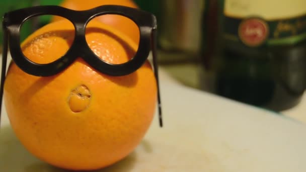 Tracking Shot Dell Arancia Con Gli Occhiali Arancione Dall Aspetto — Video Stock