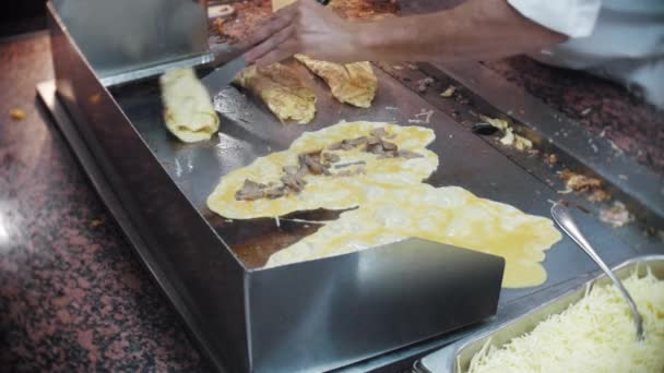 Chef Retourne Les Omelettes Aux Champignons Fromage Sur Une Plaque — Video