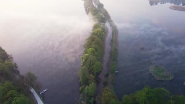 湖の真ん中に木の間の歩道の空中ビュー 2つの湖を分割森の鳥の目の視点 — ストック動画