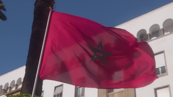 Schöne Marokkanische Flagge Zeitlupe Vor Alten Gebäuden Rabat — Stockvideo