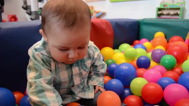 Schattig Zes Maanden Oud Baby Jongen Spelen Met Kleurrijke Ballen — Stockvideo