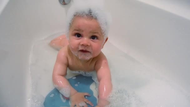 Lindo Niño Seis Meses Tomando Baño Barriga — Vídeos de Stock