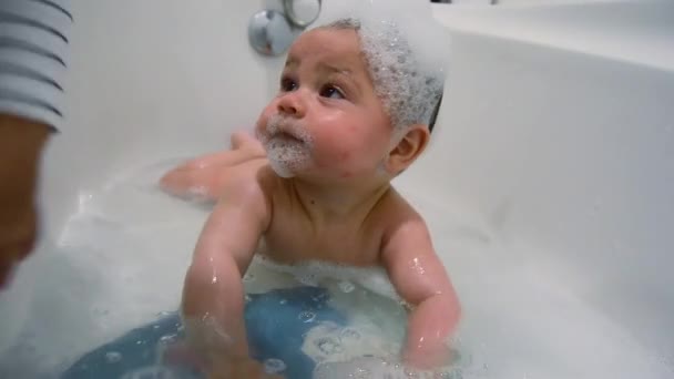 可爱的6个月大的小男孩在他的肚子里洗澡 而他的哥哥正在和他说话 在触摸水 — 图库视频影像