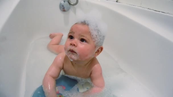 Sevimli Altı Aylık Bebek Karnının Üstünde Banyo Yapıyor — Stok video