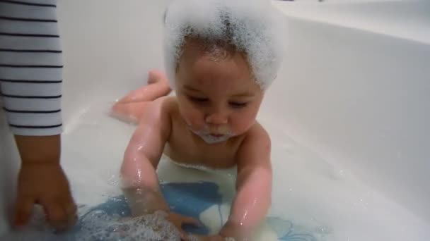 Criança Divertido Bebê Enquanto Tendo Banho Espumoso Ligação Irmãos — Vídeo de Stock