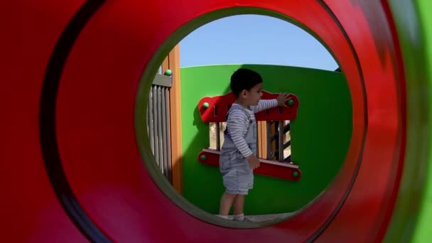 Bonito Menino Dois Anos Brincando Playground Livre Frente Túnel — Vídeo de Stock