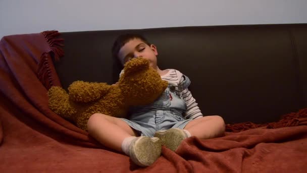 Cute Zmęczony Maluch Zasypiając Kanapie Śmieszne Wyraz Twarzy Dziecka — Wideo stockowe